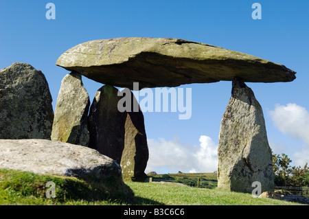 Royaume-uni, Pays de Galles, Pembrokeshire. Le site de l'ancien tumulus néolithique à Pentre Ifan, le plus célèbre mégalithe de galles Banque D'Images