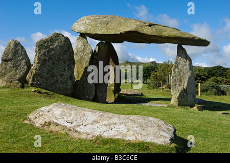 Royaume-uni, Pays de Galles, Pembrokeshire. Le site de l'ancien tumulus néolithique à Pentre Ifan, le plus célèbre mégalithe de galles Banque D'Images