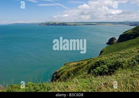 Royaume-uni, Pays de Galles, Pembrokeshire. Vue en direction de Newport Bay de Dinas Tête et sentier côtier du Pembrokeshire. Banque D'Images