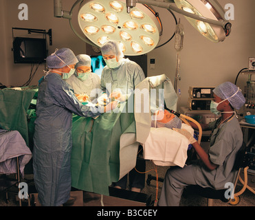 Fonctionnement de l'équipe chirurgicale en salle d'opération à l'hôpital Cromwell, Londres, Europe Banque D'Images
