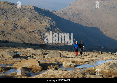 L'Angleterre, Cumbria, Lake District. Les promeneurs traversant les Langdale Pikes, à Langdale. Banque D'Images