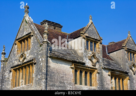 L'Angleterre, dans le Dorset. Athelhampton House est l'un des plus beaux exemples de l'architecture domestique du 15e siècle dans le pays. Dans un style médiéval et surtout entourée de murs, des pièces d'eau et des tribunaux. Banque D'Images