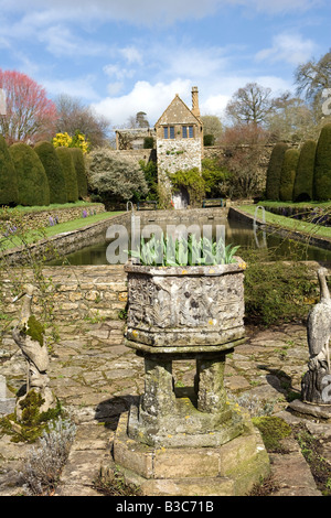 L'Angleterre, dans le Dorset. Mapperton House est une vallée romantique jardin profondément dans une combe Dorset perdue Banque D'Images