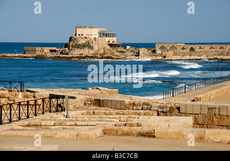 Israël, Césarée. La côte de Césarée. Césarée est une ville d'Israël à la périphérie de Césarée Maritima, l'ancienne ville portuaire. Il est situé à mi-chemin entre Tel Aviv (45km) et de Haïfa, Israël sur la côte méditerranéenne près de la ville de Hadera. Banque D'Images