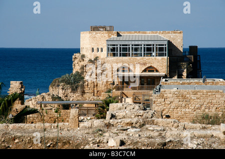 Israël, Césarée. La forteresse à Césarée. Césarée est une ville d'Israël à la périphérie de Césarée Maritima, l'ancienne ville portuaire. Il est situé à mi-chemin entre Tel Aviv (45km) et de Haïfa, Israël sur la côte méditerranéenne près de la ville de Hadera. Banque D'Images