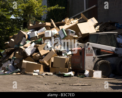 Les boîtes sont empilées dans un centre de recyclage à Harrisburg, Pennsylvanie, USA. Banque D'Images