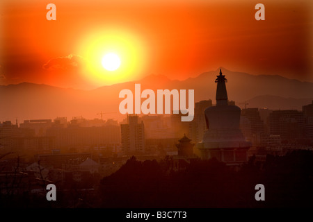 Stupa Beihai avec coucher de soleil et montagnes en arrière-plan pris de Jinshang Park Beijing Chine Marques supprimé Banque D'Images