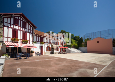 Maisons basques et un mur de façade à Cambo-les-Bains (France). Maisons et fronton de pelote basque, à Cambo les Bains (France). Banque D'Images