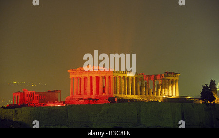 La désagrégation des ruines du Parthénon ou Temple des Vierges au sommet de l'Acropole, dans la ville d'Athènes à la nuit Banque D'Images