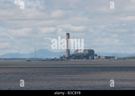 Centrale électrique au charbon Longannet Vue à partir de la rive sud du Firth of Forth. Banque D'Images