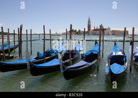 Gondoles amarrée le long de la Place Saint-Marc, Venise. Banque D'Images