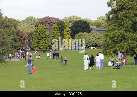 Dimanche après-midi à Golders Hill Park London England UK Banque D'Images
