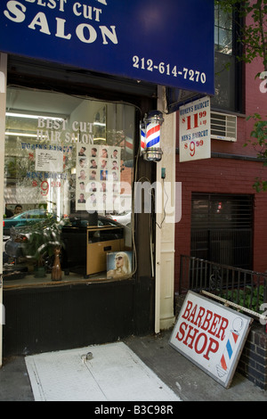 Salon de Coiffure/fenêtre dans New York City Banque D'Images