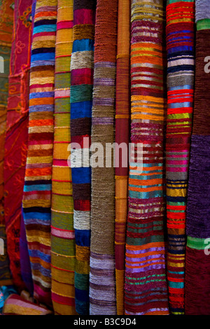 Tapis et couvertures en vente dans les souks de Marrakech Banque D'Images