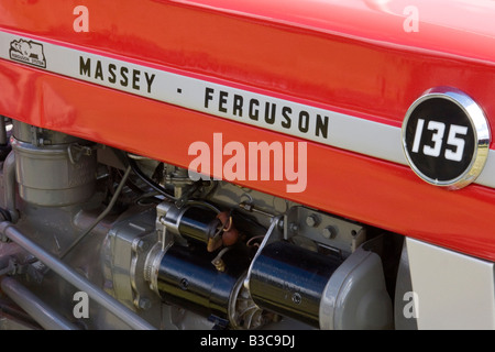 Baie moteur de tracteur Massey Ferguson MF135 Banque D'Images