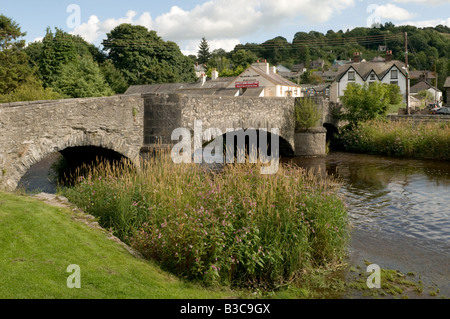 Vieux pont de pierre sur la rivière Elwy à Llanfair Talhaearn petit village rural à distance le comté de Conwy North Wales UK Banque D'Images