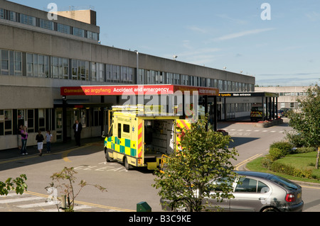 Ambulance garée dehors et accident service d'urgence de l'Ysbyty Glan Clwyd General Hospital NHS au nord du Pays de Galles de Bodelwyddan Banque D'Images