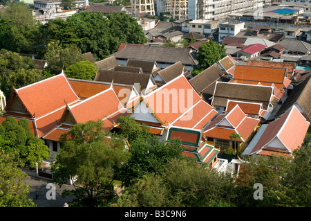 En regardant vers le bas sur les tuiles de toit de temple thaïlandais à Bangkok Thaïlande du temple de mont d'or Banque D'Images