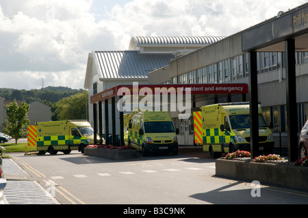 Ambulance garée dehors et accident service d'urgence de l'Ysbyty Glan Clwyd General Hospital NHS au nord du Pays de Galles de Bodelwyddan Banque D'Images