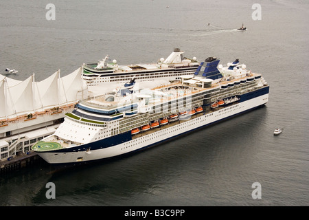 Paquebot de croisière de luxe à ancrage Canada Place Vancouver Banque D'Images