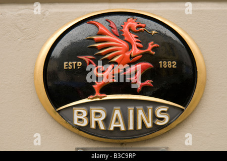 Brasserie cerveaux signe avec logo symbole dragon gallois ; le cerveau est une société welsh Cardiff Wales UK brasseurs Banque D'Images