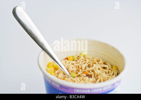 Weda d'un repas instantané populairement connu comme un pot noodle, si de nombreux fabricants de produits alimentaires font maintenant des produits similaires Banque D'Images