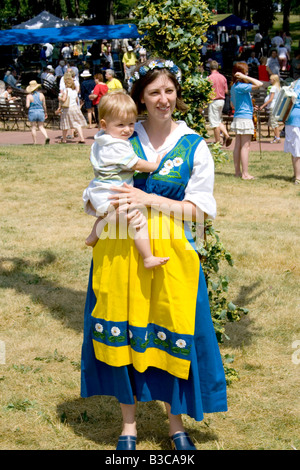 Femme vêtue de costume suédois holding baby. Journée du patrimoine suédois Dag Svenskarnas Parc Minnehaha Minneapolis Minnesota USA Banque D'Images