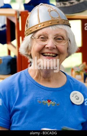 Modélisation greffier replica casque guerrier de la Suède. Journée du patrimoine suédois Dag Svenskarnas Parc Minnehaha Minneapolis Minnesota USA Banque D'Images