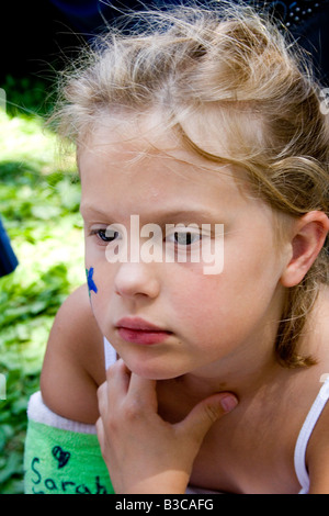 Triste fille de 7 ans avec cast sur bras cassé. Journée du patrimoine suédois Dag Svenskarnas Parc Minnehaha Minneapolis Minnesota USA Banque D'Images