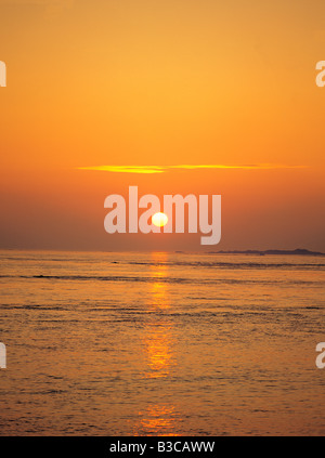 Au coucher du soleil sur la mer à Alderney, Channel Islands Banque D'Images