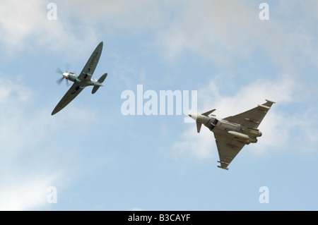 Supermarine Spitfire volant en formation avec l'Eurofighter Typhoon Banque D'Images