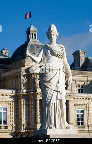 Statue devant le Palais du Luxembourg Jardin du Luxembourg Paris France Banque D'Images