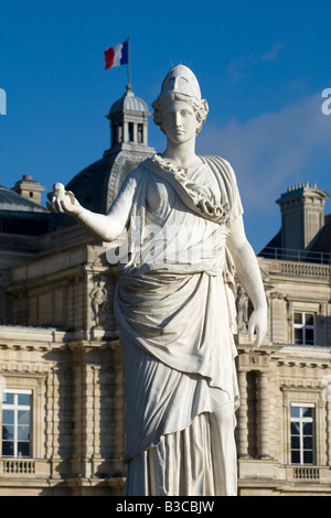 Statue devant le Palais du Luxembourg Jardin du Luxembourg Paris France Banque D'Images