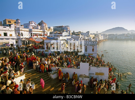 Les pèlerins à l'assemblée annuelle de la sainte pèlerinage hindou lac Pushkar, Pushkar, Rajasthan, Inde, Asie Banque D'Images