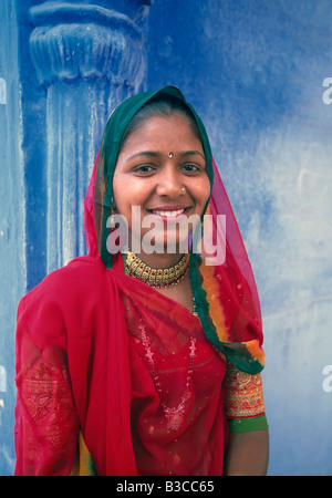 Portrait d'une femme dans la ville bleue Jodhpur Rajasthan Inde Asie Banque D'Images