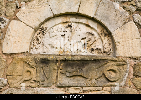 Chesterfield Derbyshire UK Ault Hucknall St Jean le Baptiste vieux saxon détail linteau de porte de l'église Banque D'Images