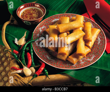 Nature morte. Nourriture. Petits pains de printemps thaïlandais croustillants avec sauce au Chili sucré. Banque D'Images