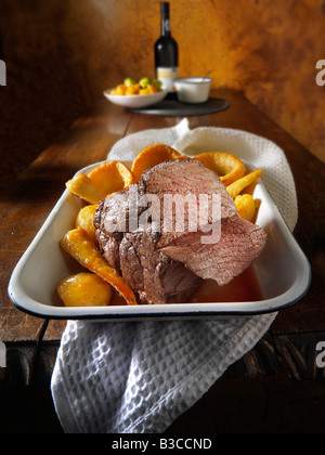 Rôti de bœuf britannique traditionnel, hung mixte pour 21 jours, pommes de terre, Yorkshire puddings Banque D'Images