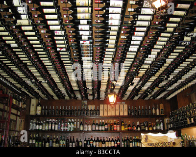 Plafond de bouteilles dans un magasin de vin dans le farmers market (Mercado DOS Lavradores). Rua Latino Coelho, Funchal, Madeira, Portugal, Europe Banque D'Images