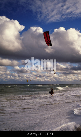 Le kite surf au large de Delray Beach en Floride Banque D'Images