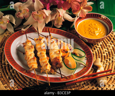 Encore la vie. Plats asiatiques/indonésiens du Sud-est. Satay de poulet frais avec sauce aux arachides. Banque D'Images