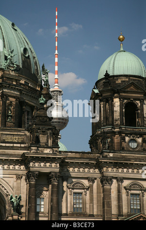 Berliner Dom et la tour de télévision de l'Alexanderplatz à Berlin, Allemagne Banque D'Images