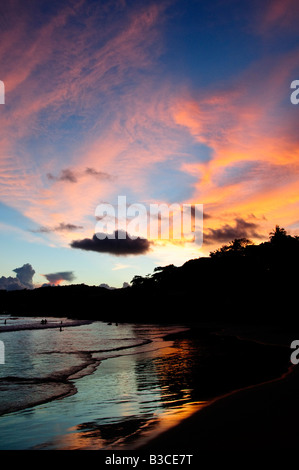 ZIHUATANEJO, Mexique — le soleil se couche sur Playa la Ropa, projetant des teintes dorées sur le sable et l'océan à Zihuatanejo, Guerrero, Mexique. Cette plage populaire est connue pour ses eaux tranquilles et ses vues imprenables sur le coucher du soleil, ce qui en fait une destination préférée des habitants et des touristes. Banque D'Images