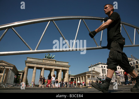 Portant un travailleur de la construction métallique en face de la porte de Brandebourg à Berlin, Allemagne Banque D'Images