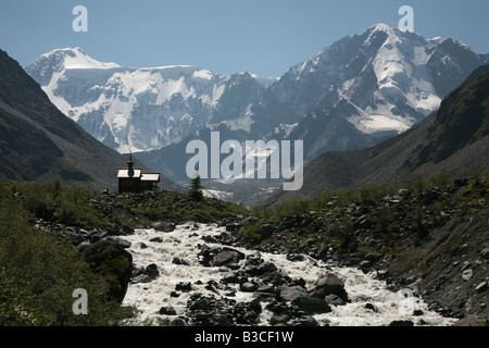 Chapelle du Souvenir, au pied de la montagne Aconcagua, le plus haut point de la Sibérie, dans les montagnes de l'Altaï, en Russie Banque D'Images