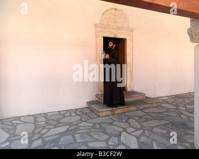 Moine orthodoxe grec avec verseuse au monastère de Panagia Megalis Samos Grèce Banque D'Images