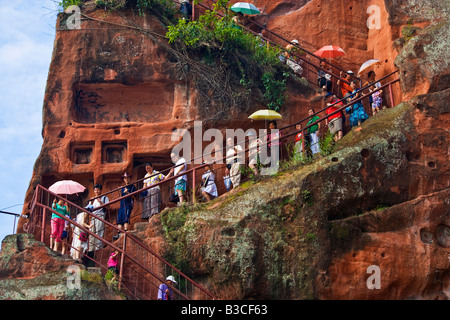 Les gens en ordre décroissant neuf tours falaise escalier étapes visualisation du Bouddha de Leshan Dafo Province du Sichuan Chine JMH3231 Banque D'Images