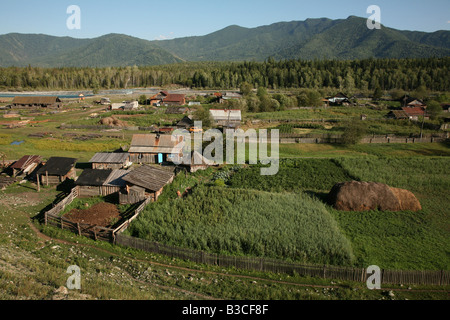 Tungur Village et de la rivière Katun dans les montagnes de l'Altaï, en Russie Banque D'Images