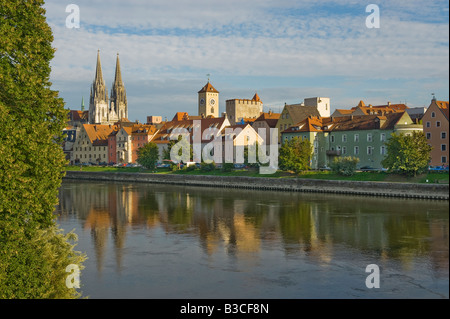 Le patrimoine culturel mondial de l'UNESCO de la vieille ville de Regensburg City River riverside rivière danube soirée coucher du soleil l'eau Banque D'Images