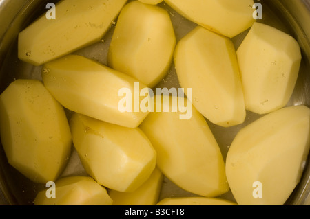 Close up de pommes pelées dans la casserole avec de l'eau prête à l'ébullition. Banque D'Images